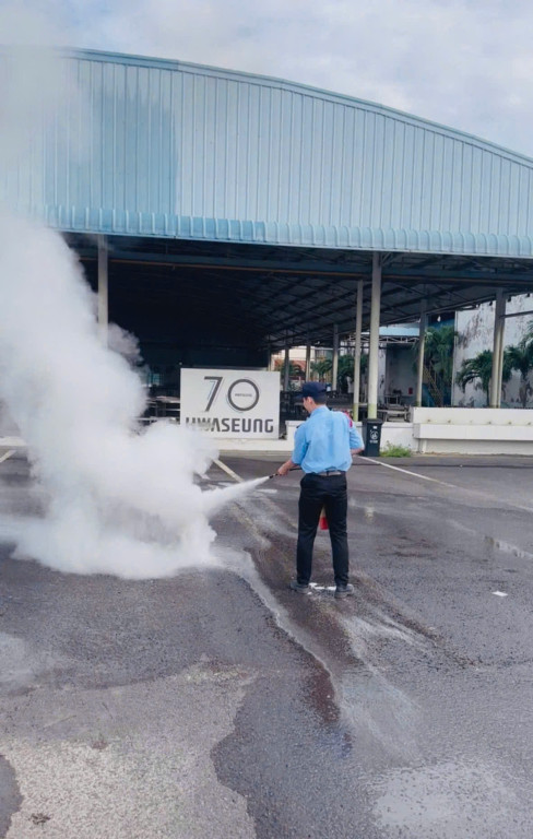 Lực lượng nhân viên Bảo vệ 24G thực hành phun bình cứu hỏa CO2 dập lửa tại buổi tập huấn PCCC.